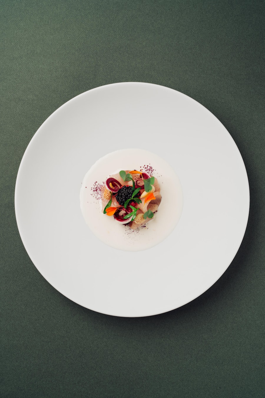 Amberjack with marinated red chicory, almond milk and caviar - Orsini - Chefkoch Dario Morescho - Mandarin Oriental Hotel Zuerich - Dezember 2023 - Copyright Olivia Pulver