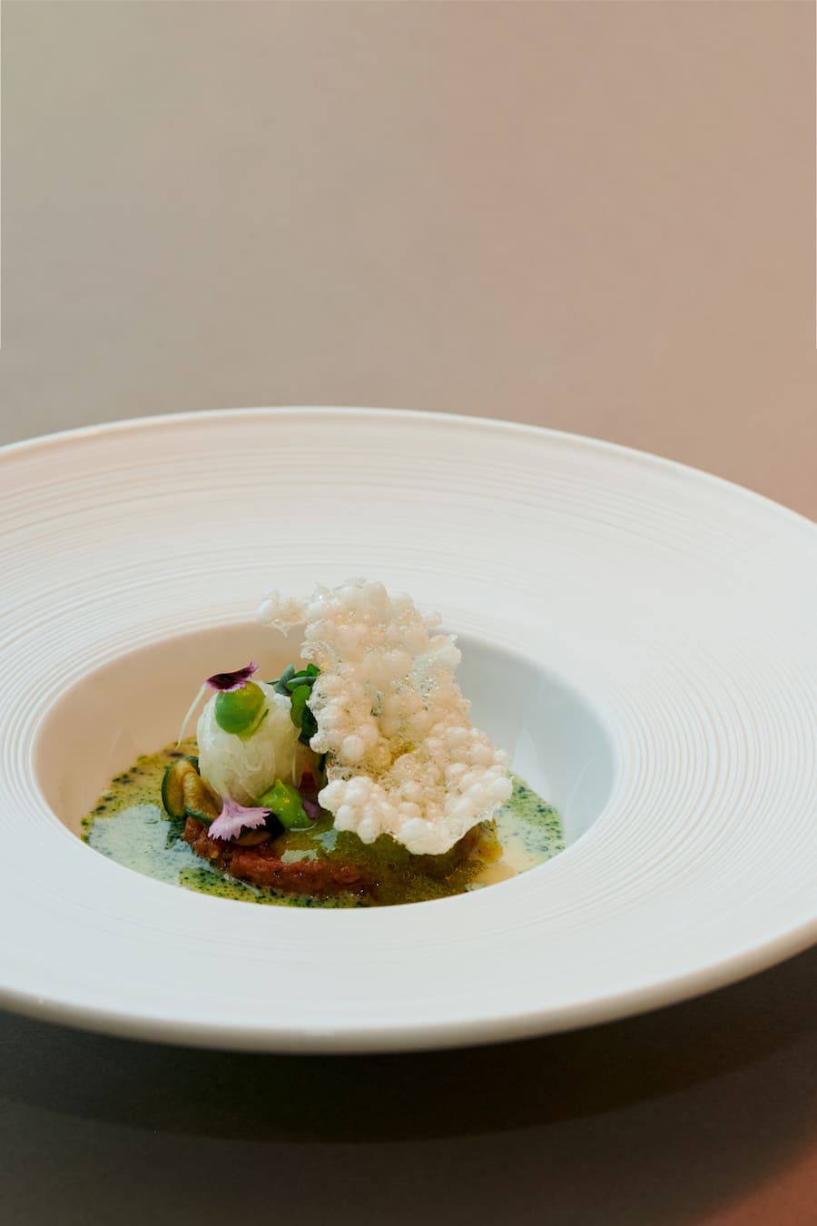 Auberginentatar, Gurkensorbet, gepickeltes und fermentiertes Gemüse, Fermentations-Beure-Blanc