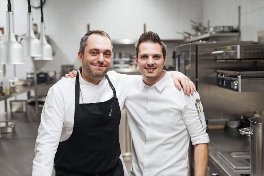 Benjamin Halat, Executive Chef mit Sous Chef Daniele Tortomasi - Brasserie Savoy -Mandarin Oriental Hotel Zuerich - Dezember 2023 - Copyright Olivia Pulver