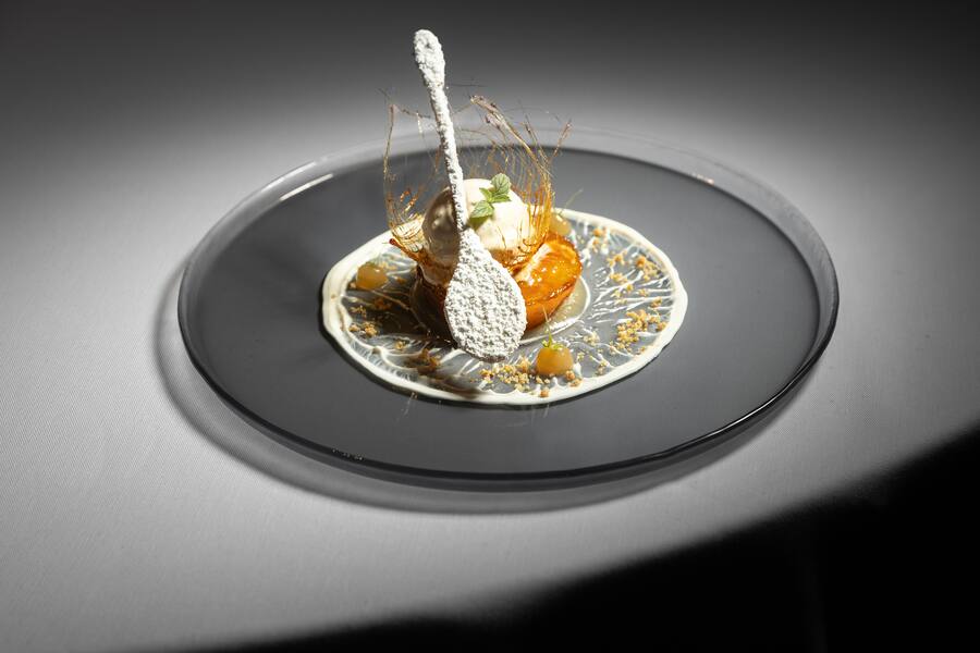 Arno Sgier, Traube Trimbach, AG JahresgesprächGericht: Karamellisierter Braeburn-Apfel mit TonkabohnenglaceFotografiert in Trimbach (bei Olten) am 08.12.2023