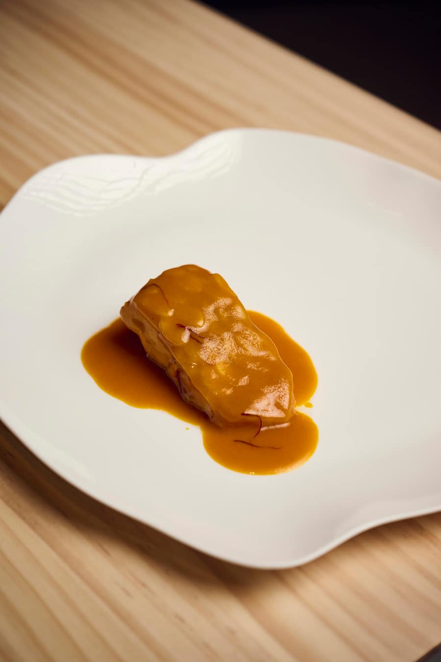 "Safran" ein Seesaibling aus der Schweiz Partner Bianchi, mit eingelegter Sellerie Lamellen, der Superstar ist nicht der Fisch, sondern die Bouillabaisse-Sauce aus reinem Seesaibling und der Safran kommt aus Mund "Wallis".