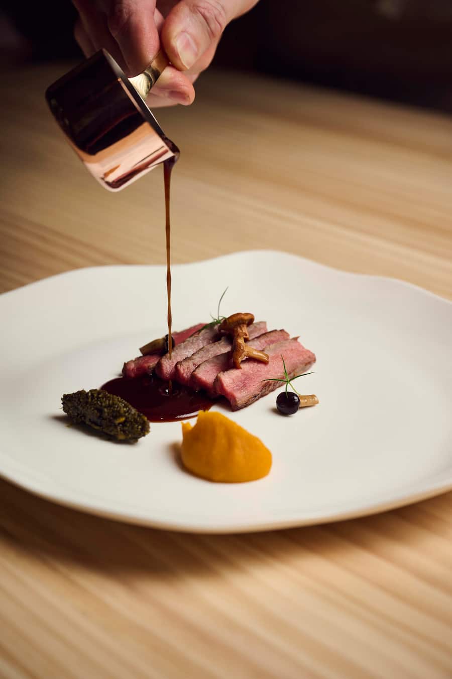 Weidejuwel, Wichtiger Partner und Hofmetzgerei aus Ebersecken Luzern, Familie Müller Studhalter. Piemontese Beef mariniert mit Amazake Koji, Eingelegte Pfifferlinge, Kürbiskernen Pesto und eingelegter / fermentierter Kürbispurré serviert mit Rinder / Kalbsjus reduziert mit grünen Pfefferkörner.