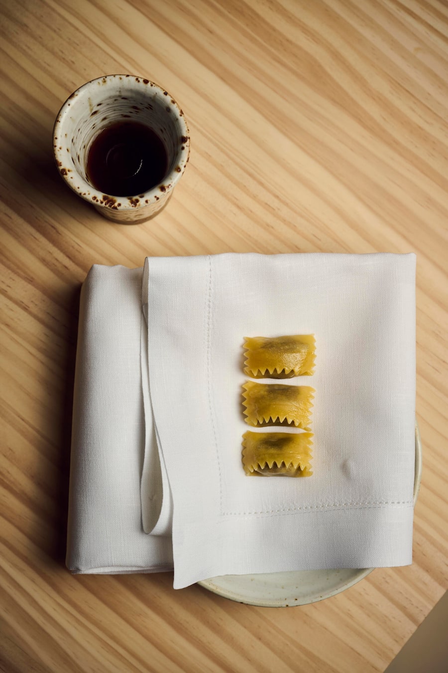 il Fazzoletto, "Die Serviette" in alten Zeiten hatten die Feldarbeiter in Piemontesischen Weinbergen die Agnolotti del Plin zum Lunch aus der Serviette gegessen, da sie keine Teller, Besteck mitgebracht haben. Agnolotti del Plin gefüllt mit, Steinpilze Pfifferlinge, shitaki Pilze. serviert mit einer Waldbrühe aus Fichten, Pilzen und Fichtenöl.