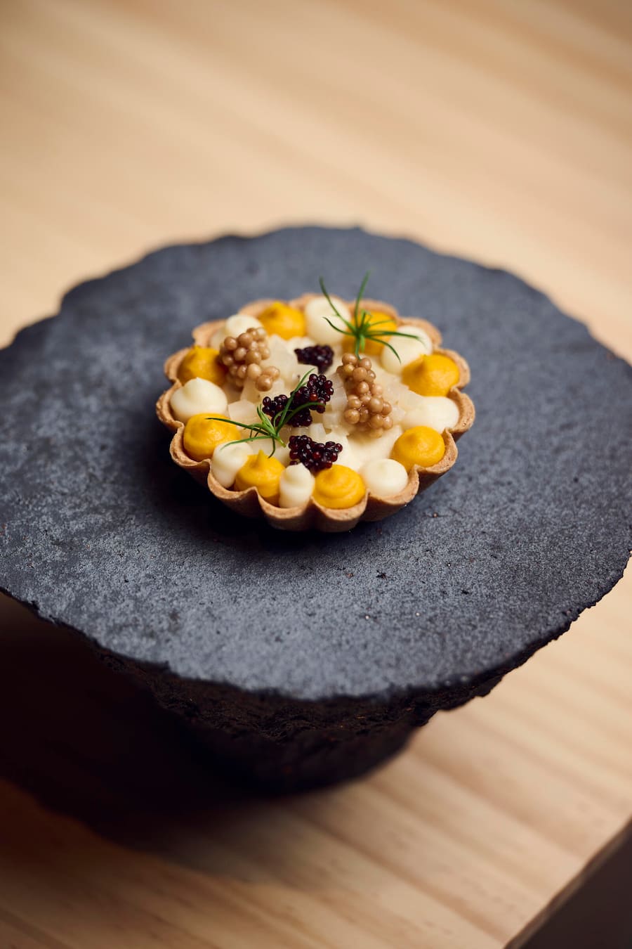 Buchweizen Tartlet mit Sellerie Topinambur creme , Fermentierte Kürbis creme, als Crunch geräucherte Kastanien, zweierlei Senfkörner, eingelegte Topinambur, Bergamot Gele, Fichten Sprosse