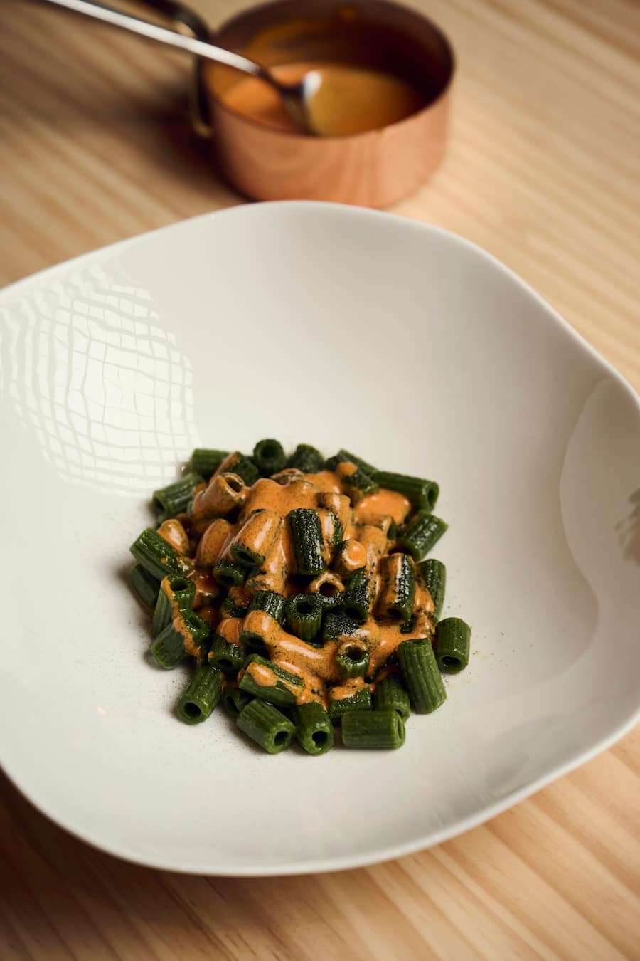 il segreto della mamma, eine Sauce seit 1998 der Familie Catalano in einer eleganter Version serviert. Ausgemachte mini Rigatoni aus Basilikum, Basilikum staub, und die Sauce Basiert auf Vodka, Brandy, Tomaten ect...