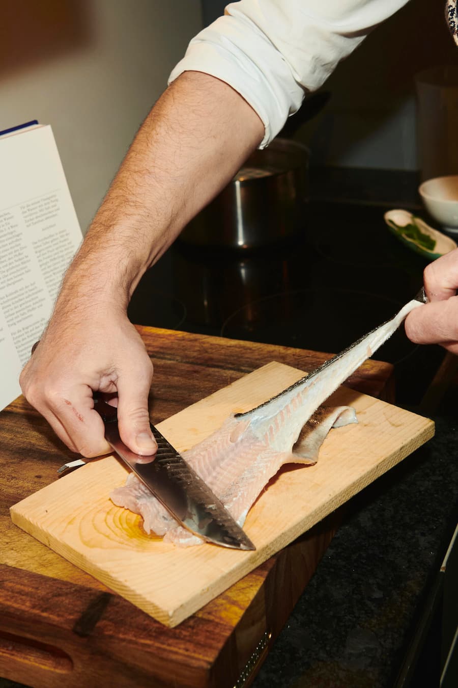 GMC: Böniger tranchiert Pure Tiefe das neue Fisch-Kochbuch von Andreas Caminada, Zürich, ZH