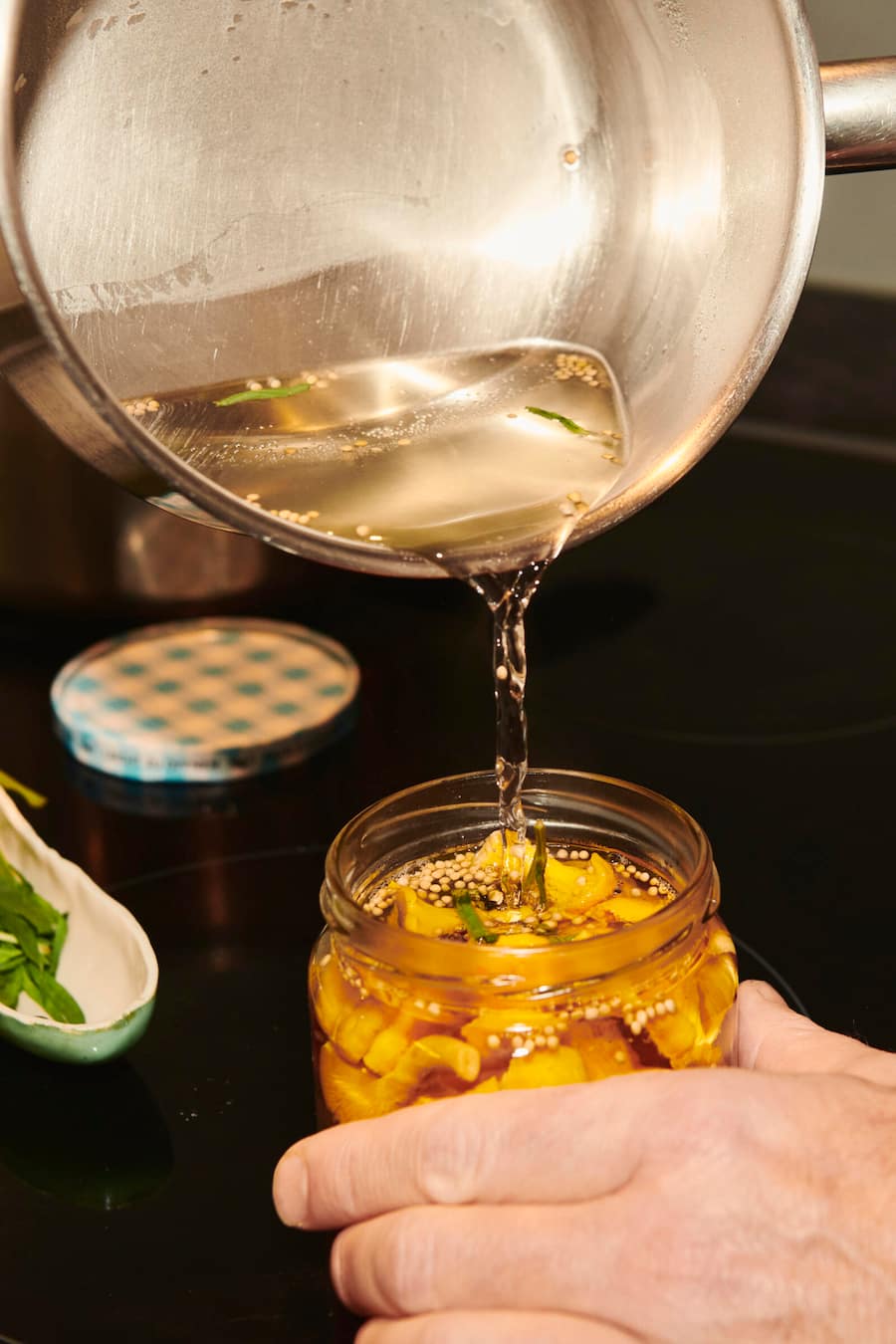 GMC: Böniger tranchiert Pure Tiefe das neue Fisch-Kochbuch von Andreas Caminada, Zürich, ZH