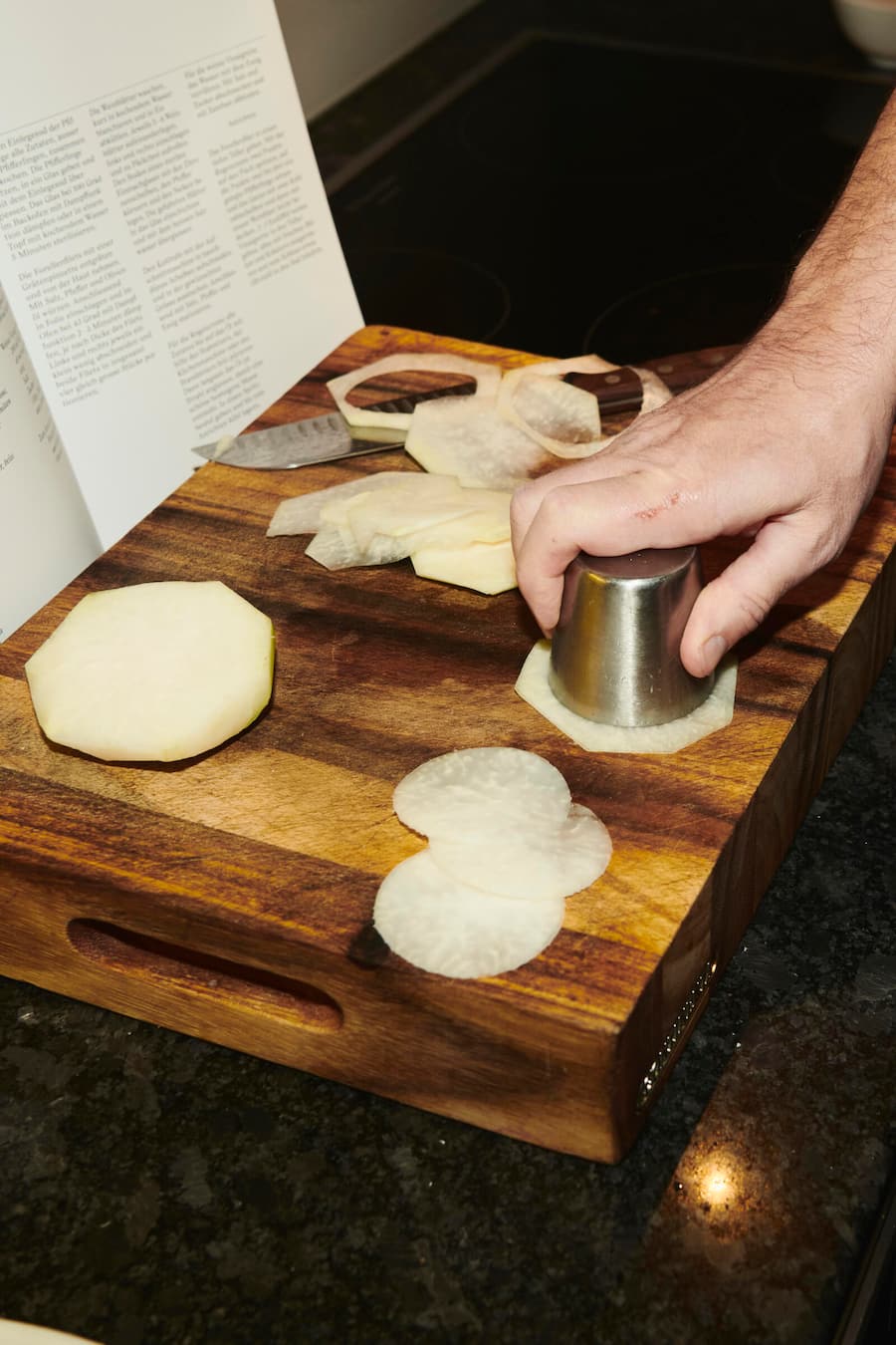 GMC: Böniger tranchiert Pure Tiefe das neue Fisch-Kochbuch von Andreas Caminada, Zürich, ZH