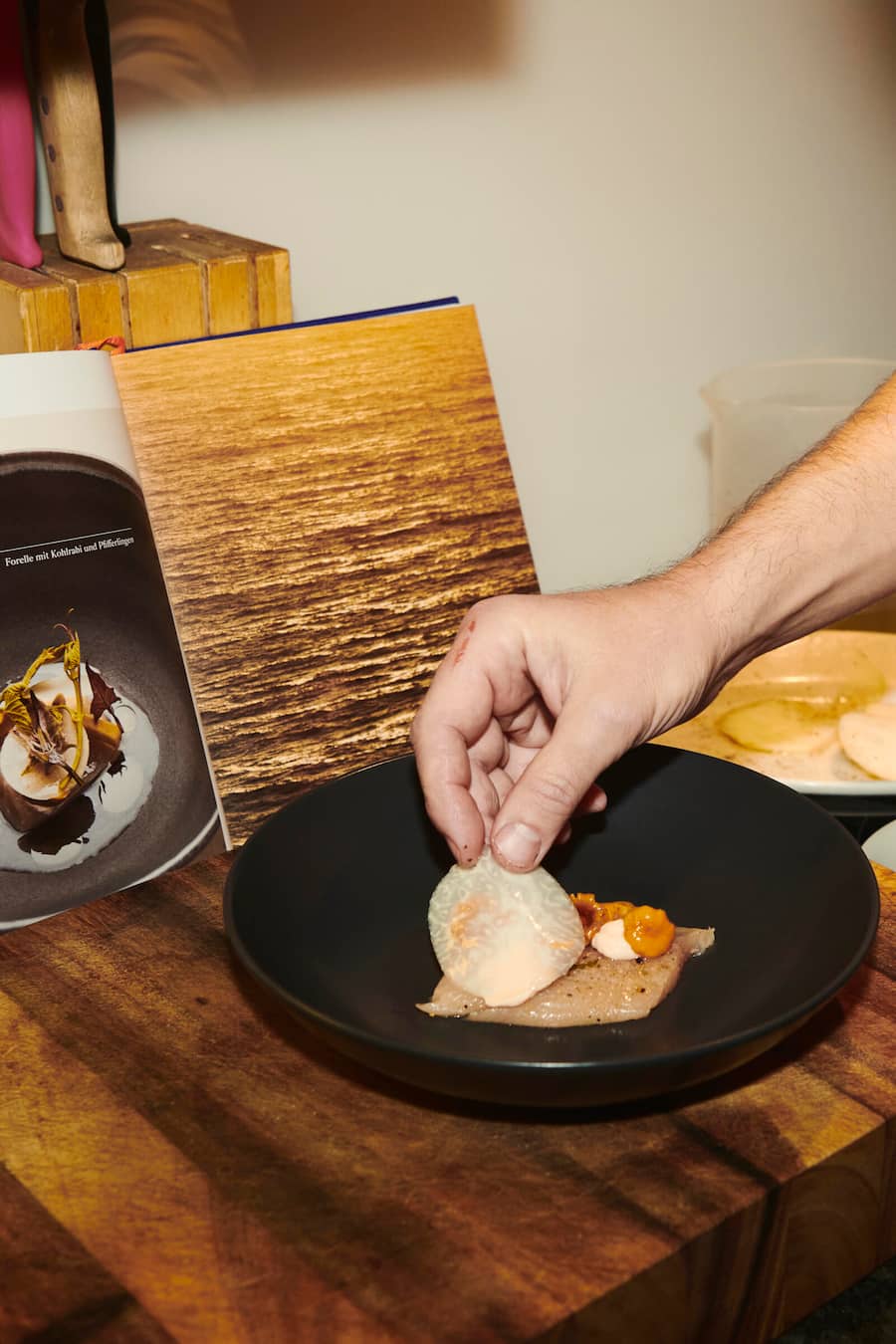 GMC: Böniger tranchiert Pure Tiefe das neue Fisch-Kochbuch von Andreas Caminada, Zürich, ZH