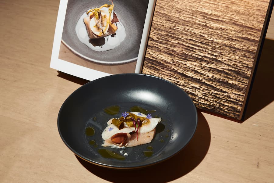 GMC: Böniger tranchiert Pure Tiefe das neue Fisch-Kochbuch von Andreas Caminada, Zürich, ZH