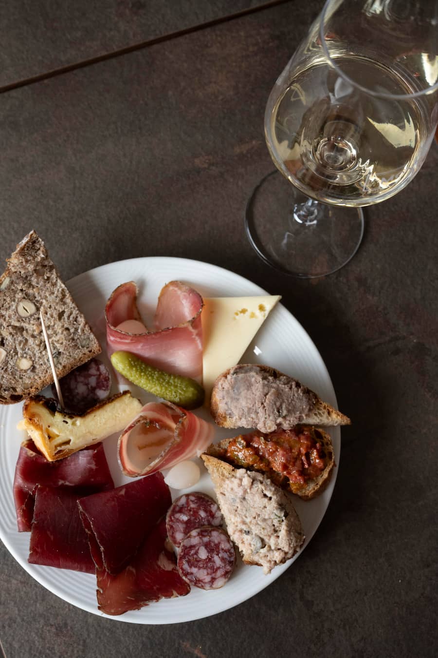 Johannisberg mit Walliser Spezialitäten im Caveau