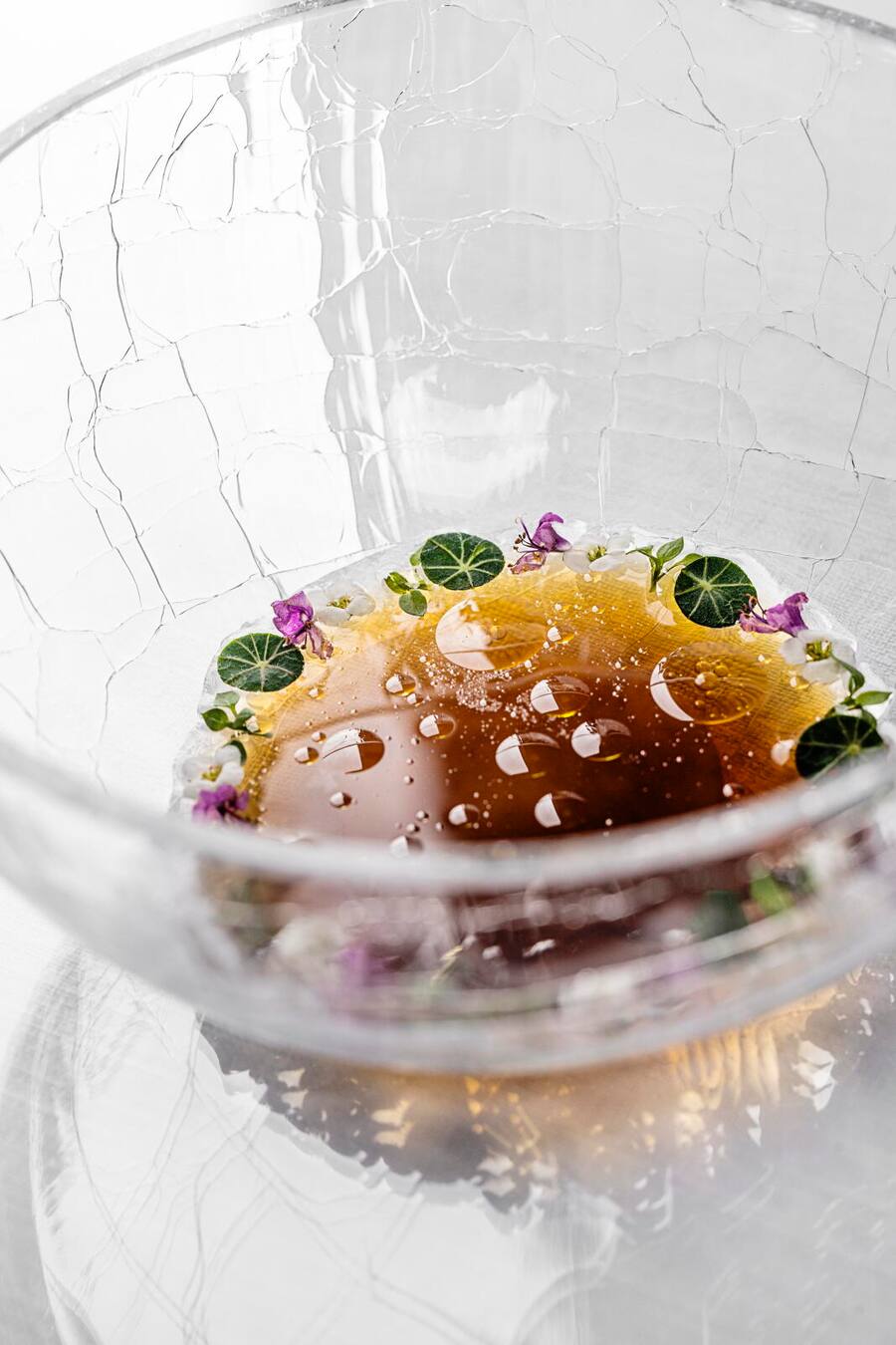 Langustinen-Essenz, hergestellt aus den Köpfen, mit Tomatenwasser.