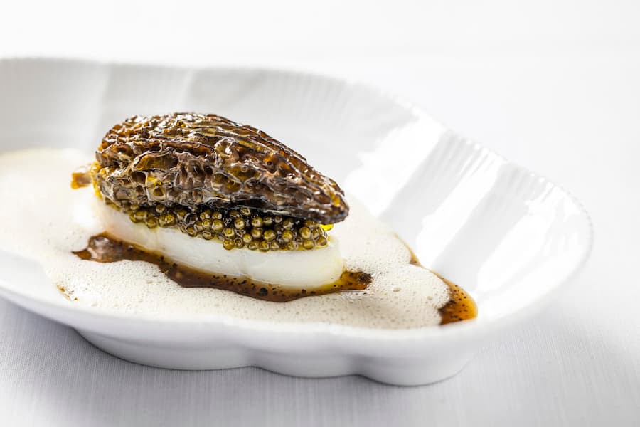 Eric Vilgaard dry-aged auch seine Fische: Turbot mit Trüffeljus, Vin Jaune-Sauce, Kaviar und frittierter Morchel.