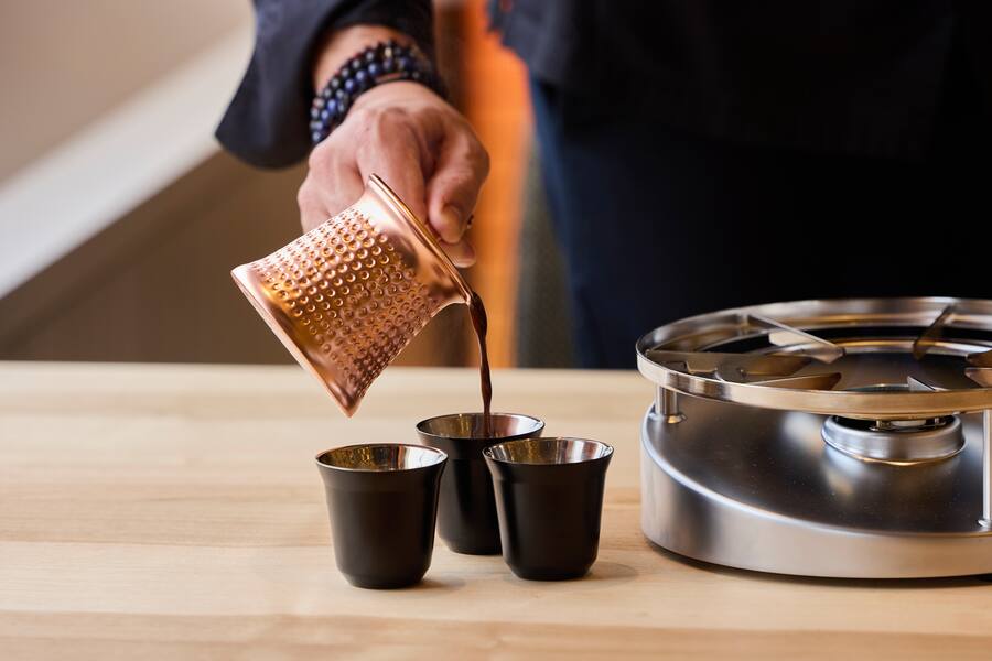 Pop-up, MS Arenenberg, Schifflände Schaffhausen, Moses Ceylan, Orientalische âMama Küche"Zubereitung Kaffee Beirut - Libanesischer Kaffee mit Kardamom von libanesischerkaffee.ch Bern