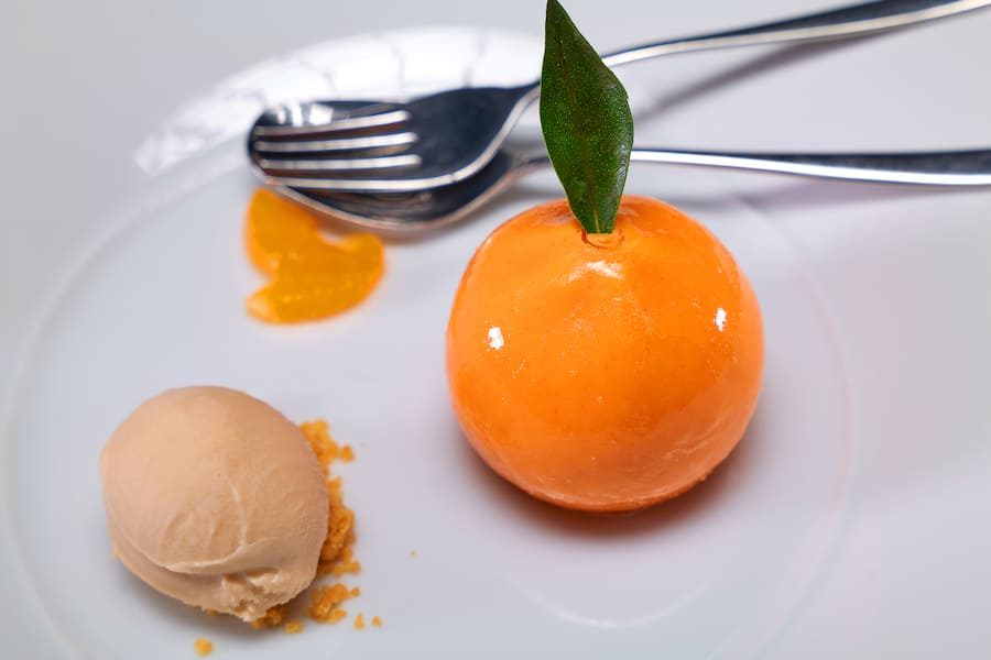 Crans Montana, le 3 décembre  2023, Frank Raynaud et Guy Ravet nous offre un menu a 4 mains, au Restaurant du Pas de LâOurs, Mandarine noix de coco marrons  © sedrik nemeth