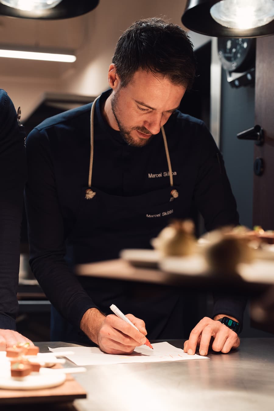 Marcel Skibba - 20 Jahre Schauenstein, Fürstenau - Andreas Caminada, Marcel Skibba, Joan Roca, Jan Hartwig - Dezember 2023 - Copyright Olivia Pulver