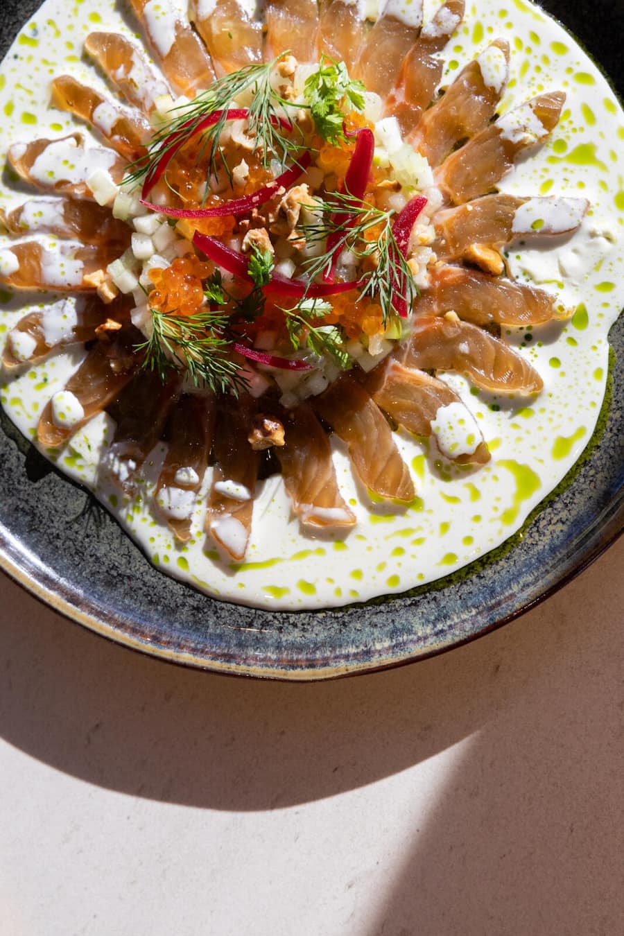 Volltreffer: Crudo vom Seesaibling, mit geräuchtem Rahm, Granny Smith & Sauce Vièrge.