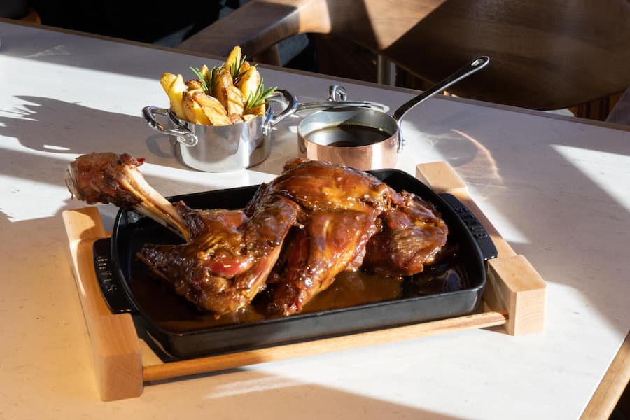 «Das Lamm aus Zuoz ist fantastisch.» Weltstar Colagreco konfiert die Lammschulter auf der Glut.