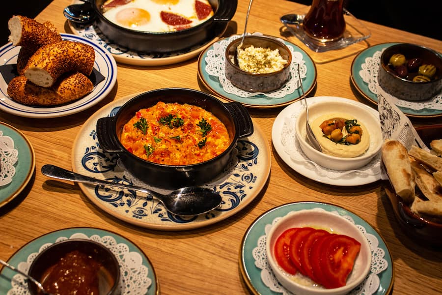 Herzhaft türkisch: Im Merhaba in der Steinenvorstadt gibt es bis 15 Uhr Brunch. 09.12.2023. Merhaba. Sydney Karolewski