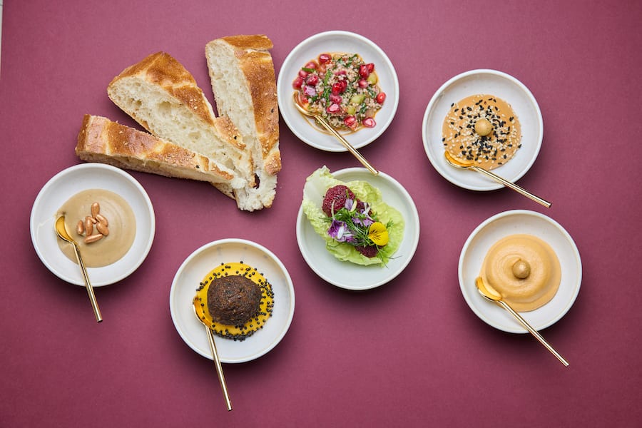 MS Arenenberg, Schifflände Schaffhausen, Moses Ceylan, Orientalische âMama Küche"Gerichte: Mezze: Baba Ganoush mit gerösteten Pinienkernen, Falafel mit Rüebli-Hummus und gerösteten Thurgauer Rapssamen, Kibbeh mit Randen (Hartweizen Tatare),, Taboulé Salat mit Granatapfel und Lattich, Tomaten-Rosen Hummus mit Sesam, Tahini Hummus mit Olivenöl, , Fladenbrot