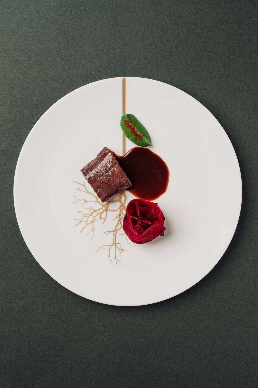 Roe Deer with Cabbage cream, marinated beetroot and black cardamon sauce - Orsini - Chefkoch Dario Morescho - Mandarin Oriental Hotel Zuerich - Dezember 2023 - Copyright Olivia Pulver