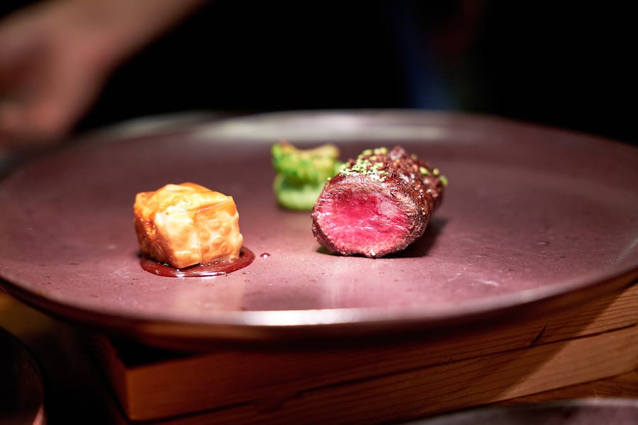 Crans Montana, le 3 décembre  2023, Frank Raynaud et Guy Ravet nous offre un menu a 4 mains, au Restaurant du Pas de LâOurs, chevreuil vinaigre cacao girofle  © sedrik nemeth