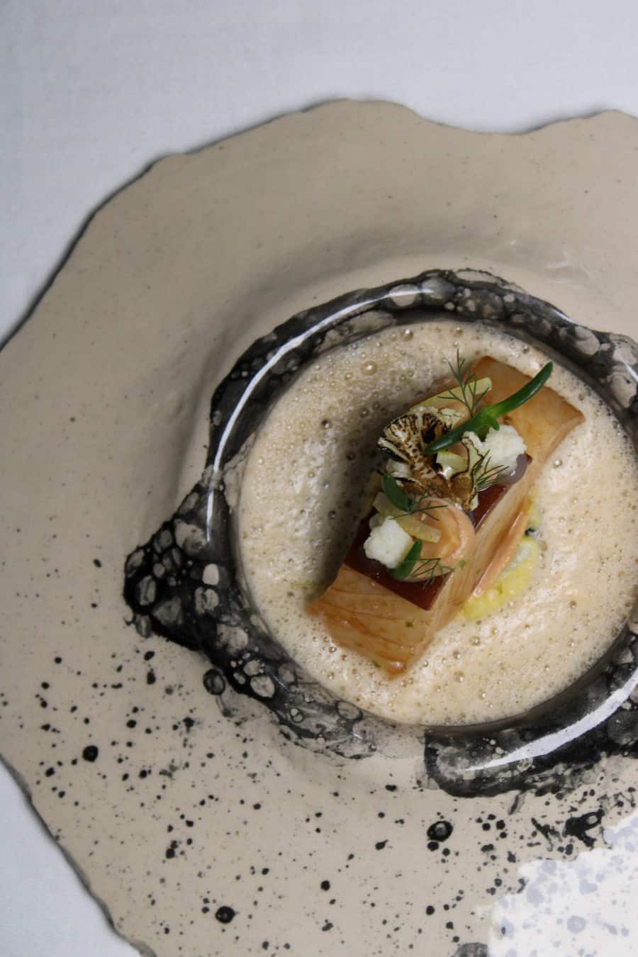 Gericht:Â Heilbutt Zwischengang. Konfierter Heilbutt, Blumenkohl, Macadamia, Salz - Zitrone