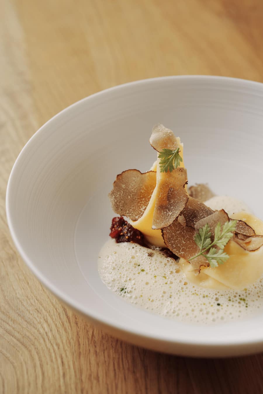 Bergkäse-Tortellini, Feigen-Chutney, Belper-Trüffel, Weisswein-Schaum, Kerbelöl - S.Zimmer Adelboden, Stefan Zimmermann - Nov 2023 - Copyright Olivia Pulver