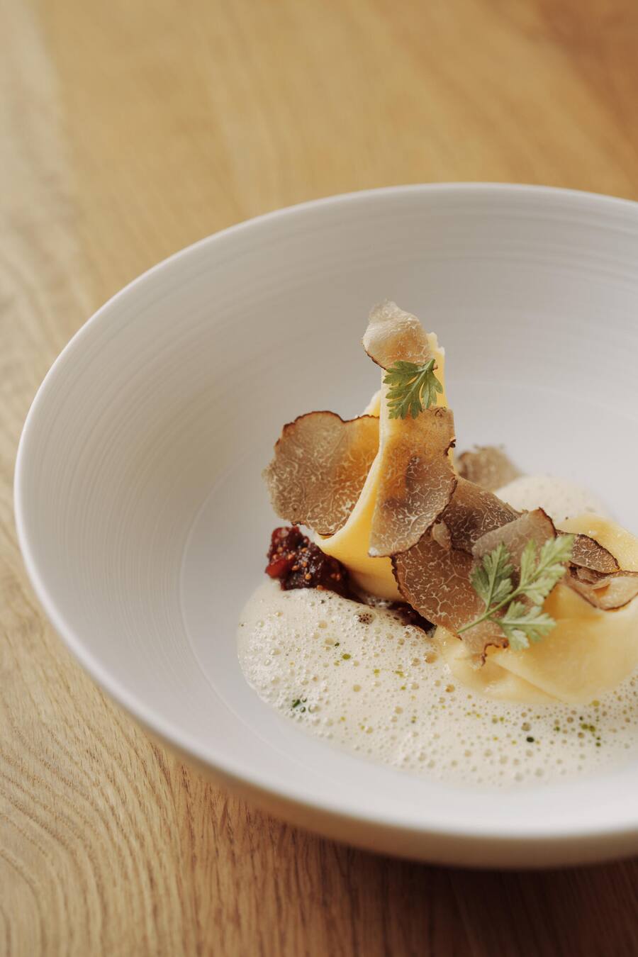 Bergkäse-Tortellini, Feigen-Chutney, Belper-Trüffel, Weisswein-Schaum, Kerbelöl - S.Zimmer Adelboden, Stefan Zimmermann - Nov 2023 - Copyright Olivia Pulver