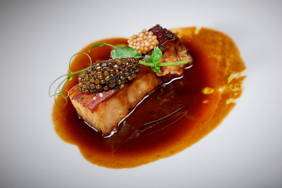 Crans Montana, le 3 décembre  2023, Frank Raynaud et Guy Ravet nous offre un menu a 4 mains, au Restaurant du Pas de LâOurs, millefeuille céleri, caviar Kristal jus végétal  © sedrik nemeth