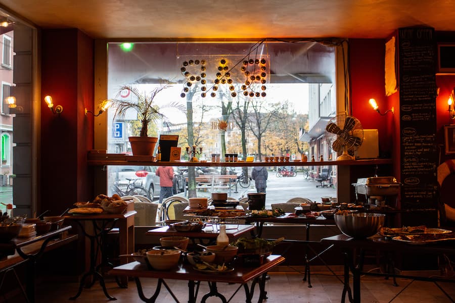 Im Flore an der Klybeckstrasse gibt es neu Sonntagsbrunch aus fernen Ländern. 03.12.2023. Le Brunch de Mo. Sydney Karolewski