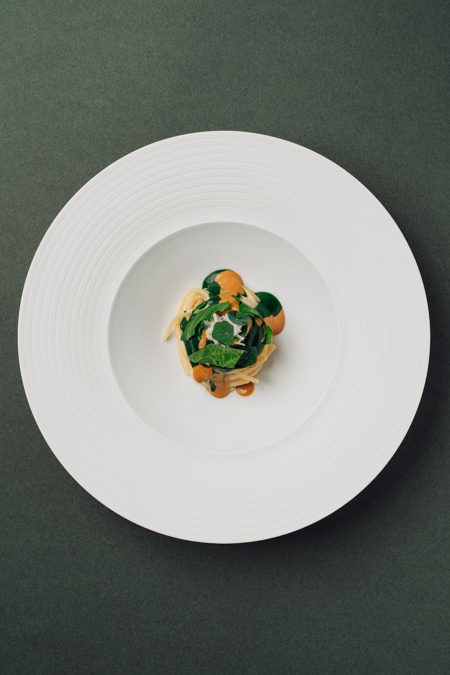 Spaghetti "Verrigni" with crab, bitter herbs and Finger limes - Orsini - Chefkoch Dario Morescho - Mandarin Oriental Hotel Zuerich - Dezember 2023 - Copyright Olivia Pulver