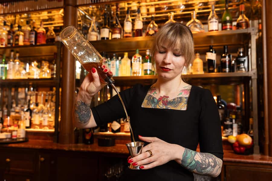 Swiss Mountain Spring, Baur au Lac, Zürich Barkeeperin Natascha macht Winterdrinks mit Swiss Mountain Spring Fotografiert am 05.12.2023