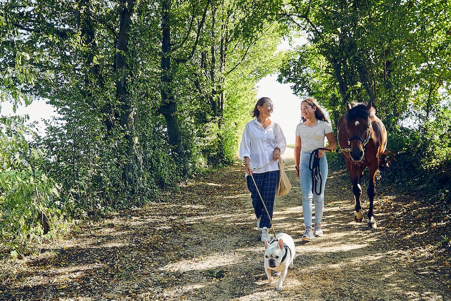 Tanja Grandits mit Tochter Emma und ihrem Pferd Paul sowie Hund Norma auf dem Hof Klosterfiechten. Tanja Grandits, Köchin des Jahres 2019 von Gault & Millau Schweiz, 19 Punkte, fotografiert in Basel im September. Foto Lucia Hunziker