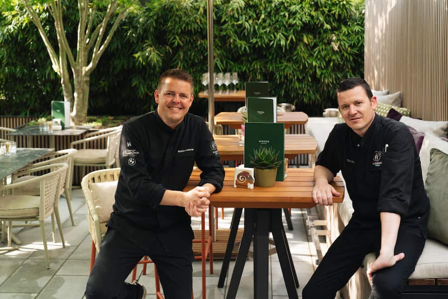 Stefan Heilemann und Tino Staub - Widder Garden Neueröffnung Zürich - Widder-Barchef Wolfgang Mayer mixt die Drinks, dazu gibts BBQ und Snacks von Tino Staub - 19. Mai 2022 - Copyright Olivia Pulver