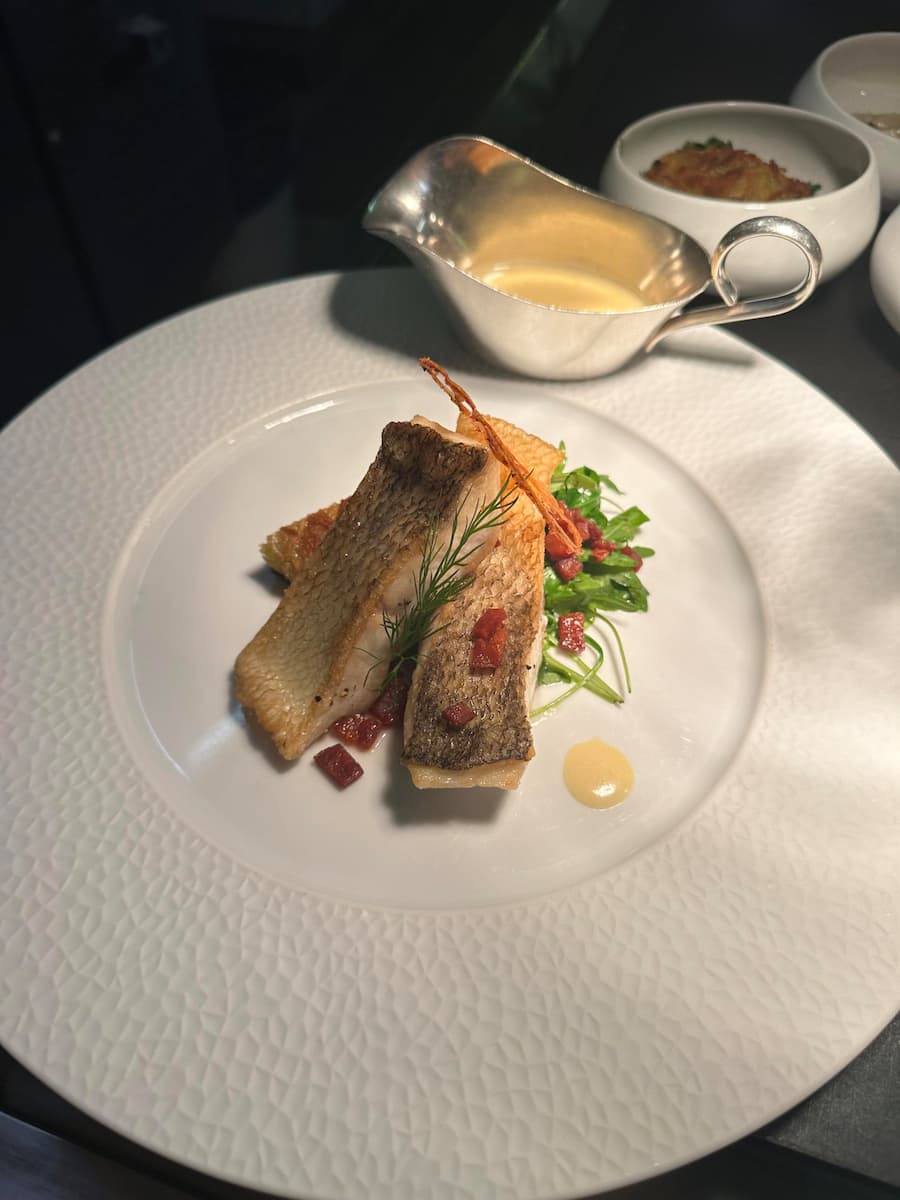 Zander âLago Maggioreâ Chorizo Crumble, WeiÃweinsauce, Rucola, Schorlesplätzchen