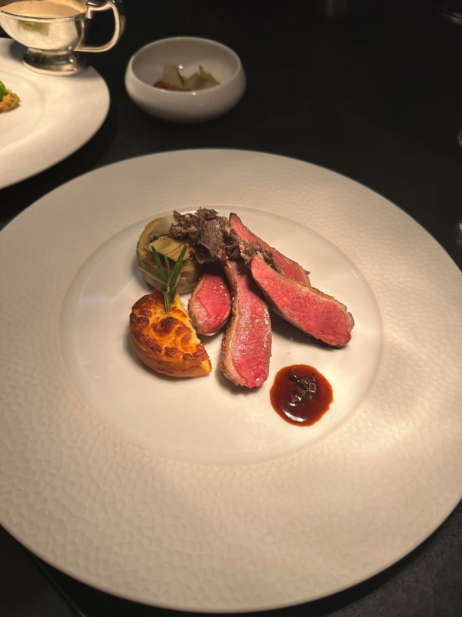 Taubenbrüstchen Perigord Trüffel, Kartoffelsouffle, Artischockenboden, Trüffeljus