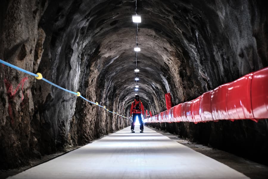 Die im Winter 2022-23 eröffnete schwarze Piste "Black Wall" von der Cabane des Diablerets zum Col du Pillon begeistert die Skifahrer auf Glacier 3000. Der Sektor Pierres Pointes ist mit der Eröffnung einer schwarzen Piste "black Wall" wieder für Skifahrer zugänglich. Ein Tunnel durch den Rocher Jaune ermöglicht die Verbindung zwischen dem Gipfel des Scex Rouge und dem Col du Pillon über Red Run, Martisberg und diese neue Piste.