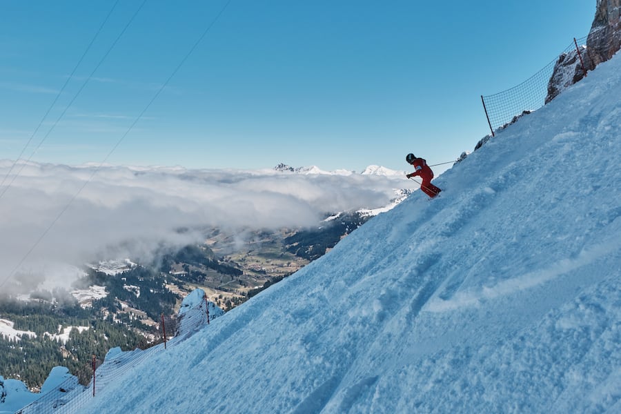 Die im Winter 2022-23 eröffnete schwarze Piste "Black Wall" von der Cabane des Diablerets zum Col du Pillon begeistert die Skifahrer auf Glacier 3000. Der Sektor Pierres Pointes ist mit der Eröffnung einer schwarzen Piste "black Wall" wieder für Skifahrer zugänglich. Ein Tunnel durch den Rocher Jaune ermöglicht die Verbindung zwischen dem Gipfel des Scex Rouge und dem Col du Pillon über Red Run, Martisberg und diese neue Piste.