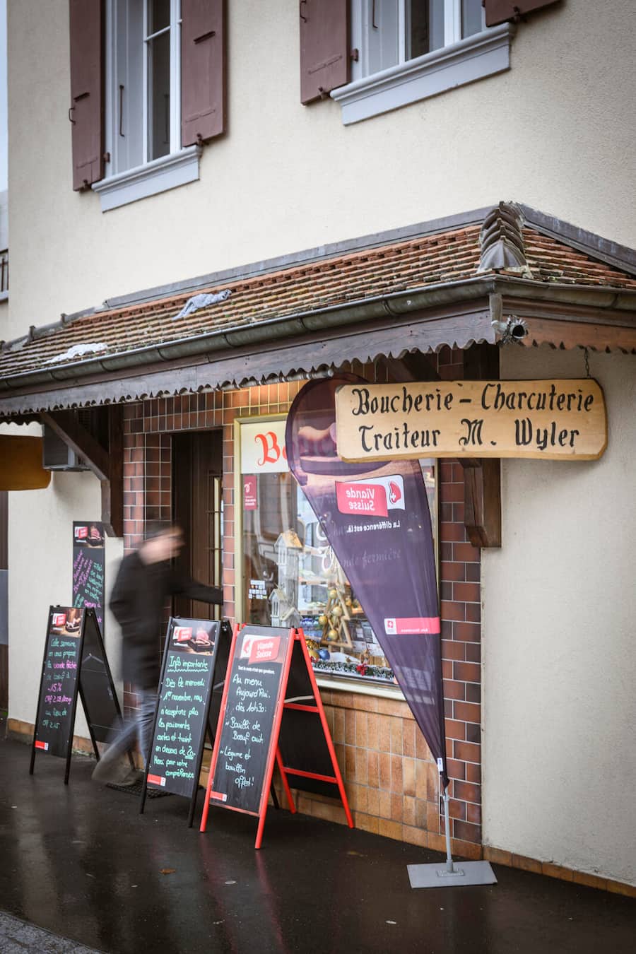 Entrée de la boucherie du boucher Michaël Wyler qui confectionne des saucissons vaudois et des saucisses aux choux, mardi 12 décembre 2023 à Lucens. (© Gabriel Monnet)