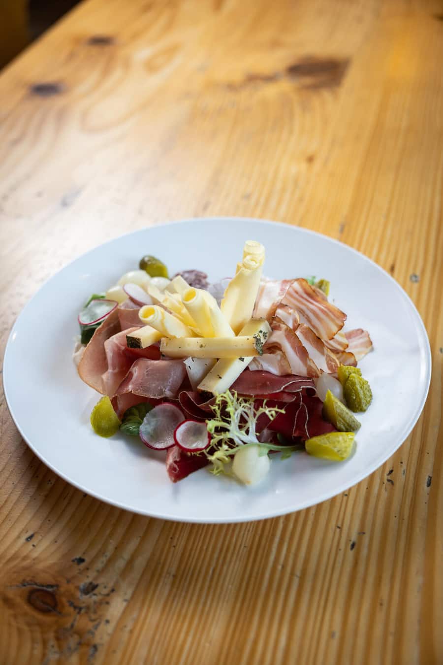 Deftiges zum Start: Trockenwurst, Trockenfleisch, Hobelkäse, Kräuterkäse.