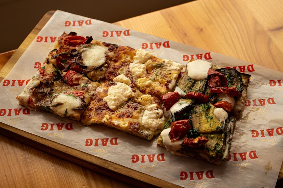 Empfehlenswert: Die Varianten mit Sardellenfilets, Quattro formaggi und mit Aubergine. 16.01.2024. Pizza Daig. Sydney Karolewski
