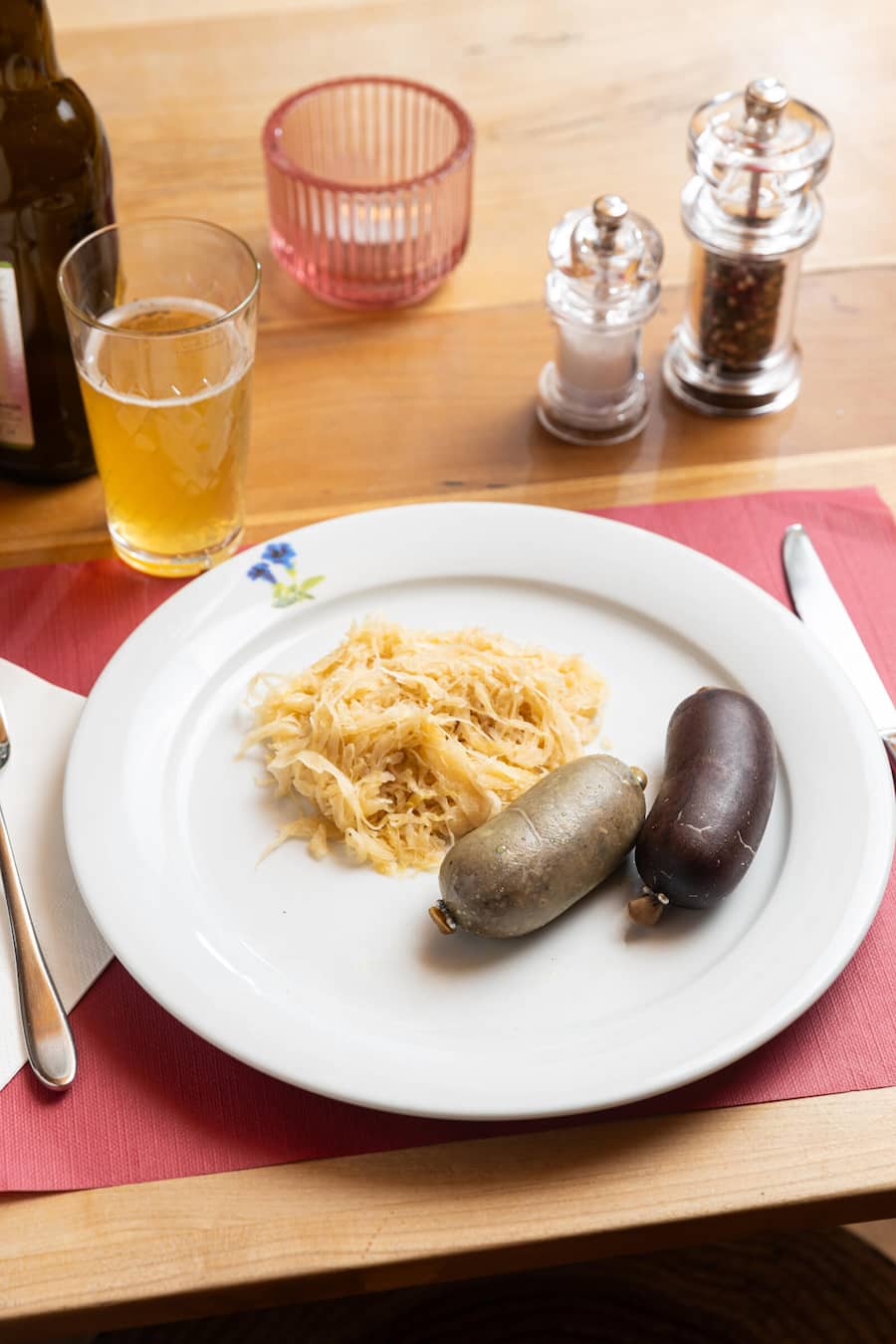 Fünf-Franken-Metzgete im Appenzeller Restaurant Blattendürren bei Urnäsch Fotografiert am 25.01.2024 Auf dem Teller: Blutwurst, Leberwurst und Sauerkraut