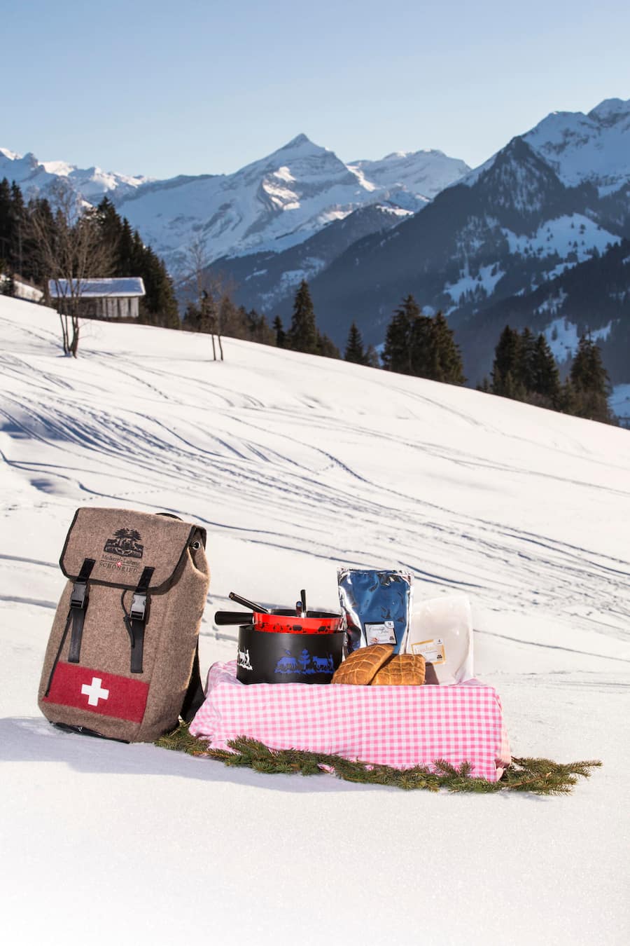 Fondue Caquelons im Winter, Gstaad