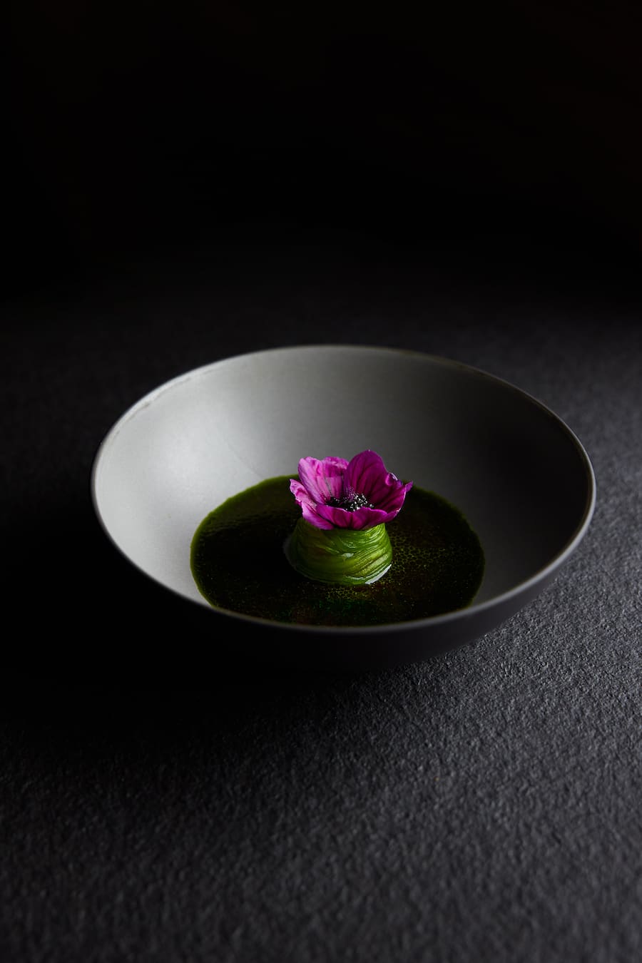 Grillierte Gurken mit Gurkensuppe, Malvenblüteund Oona-Kaviar aus Frutigen