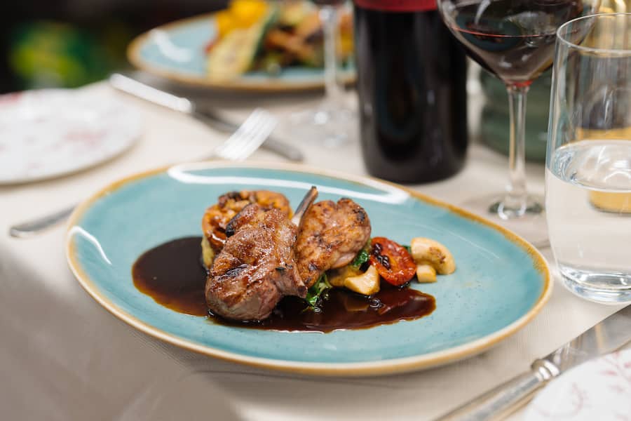 Lammkotelett mit Griesskuchen und Gemüse - The Grill im Beausite Zermatt - Kitchen around Tour - Zermatt Tourismus - Januar 2024 - Copyright Olivia Pulver