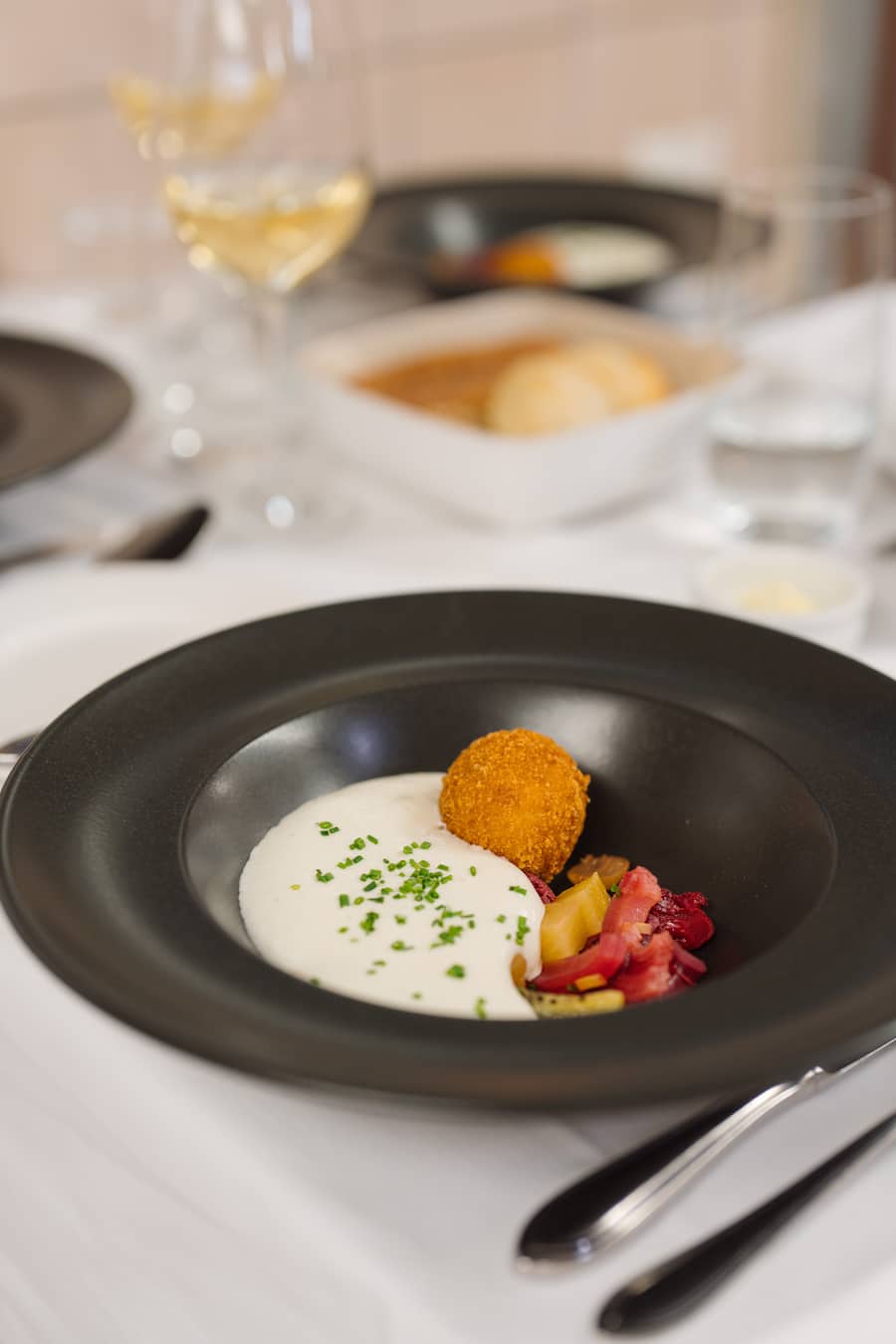 Fondue-Espuma mit Kartoffelcroquette und Pickles - Hotel National Zermatt -Kitchen around Tour - Zermatt Tourismus - Januar 2024 - Copyright Olivia Pulver