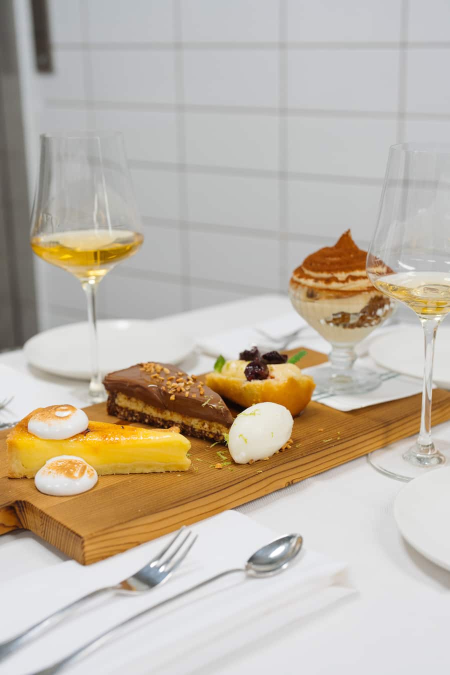 Tiramisù, Baba au Rhum, Schokoladentorte mit Haselnussbiskuit und Schokoladenmousse, Crostata al Limone, Joghurt-Glace - Madre Nostra, Cervo Zermatt - Kitchen around Tour - Zermatt Tourismus - Januar 2024 - Copyright Olivia Pulver