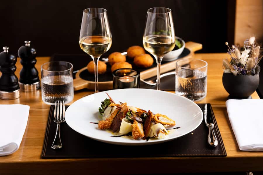 Gericht: Salade César, Aiguillettes de poulet de la Gruyère panées, Chips de lard sec et copeaux au lâEtivaz AOP.