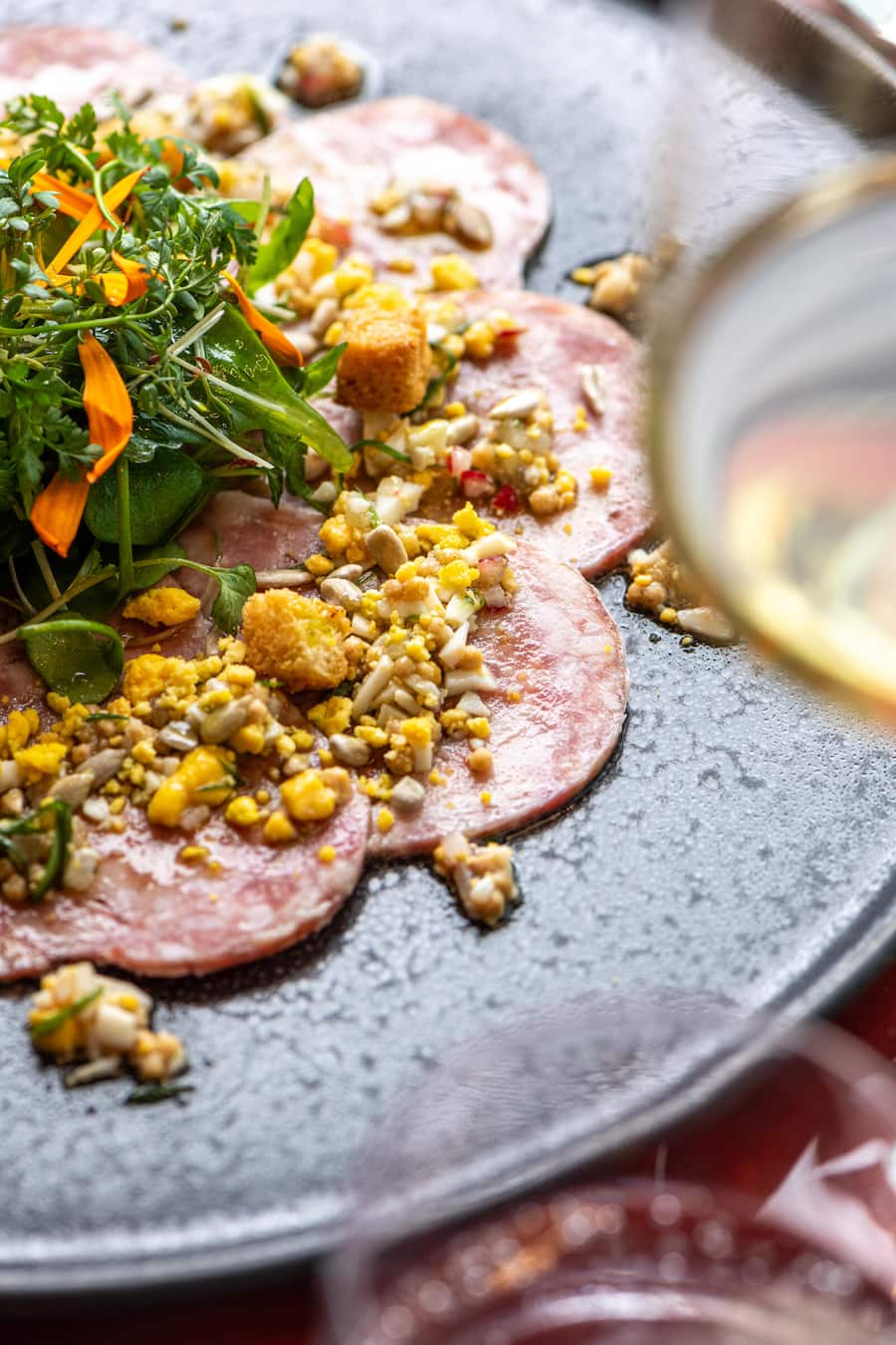 Carpaccio von Boutefas AOP an einer Vinaigrette mit Senf und Estragon